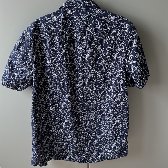 Navy/white short sleeved button down floral pattern/print shirt EUC like new - Picture 3 of 7